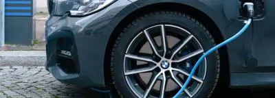 La recharge des voitures électriques est très encadrée voiture électrique roue