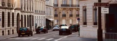 voitures-rue-parisienne voitures-rue-parisienne