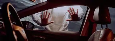 Assurance auto vol effets personnels voiture-mains-vol