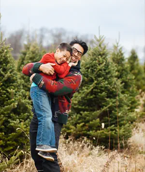 joie pere et fils homme et garçon dehors
