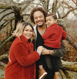 famille avec enfant famille devant arbre